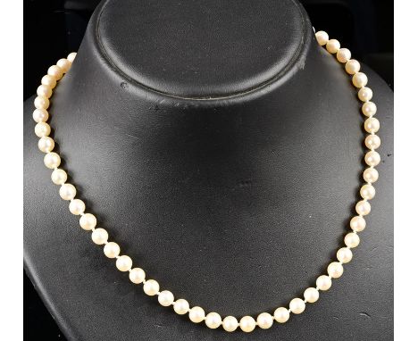 Zeitlos elegante Perlenkette, Perlen einzeln geknotet, silbrigweißer Lüster, Länge ü. A. ca. 48,5 cm, blütenförmige 14 K Gelb