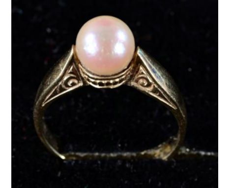 Einfacher Ring in 585er Gelbgold. Mittig 1 Zuchtperle, rosé- bzw. champagnerfarbener Lüster; die Halterung und die Ringschult