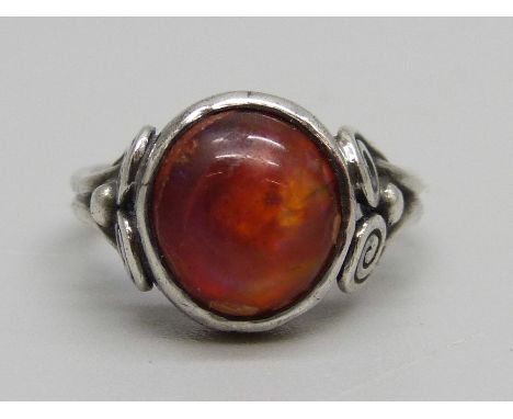 A silver fire opal set ring, I 