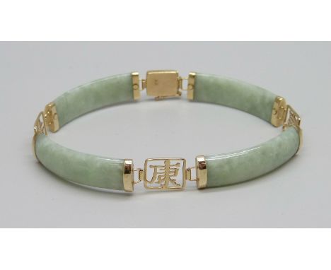 A 9ct gold and jade bracelet, 18cm 