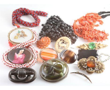 Selection of Victorian and later jewellery to include banded agate brooches, a moss agate circular brooch carved with a shamr