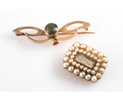 William IV split pearl and gold mounted memorial brooch with an inscription dated 1829 to the reverse and a 15ct Edwardian de
