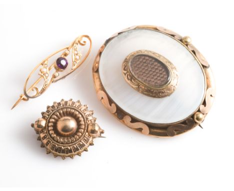 Victorian banded agate & hair memorial brooch, Victorian button brooch and a 9ct yellow gold amethyst & seed pearl bar brooch