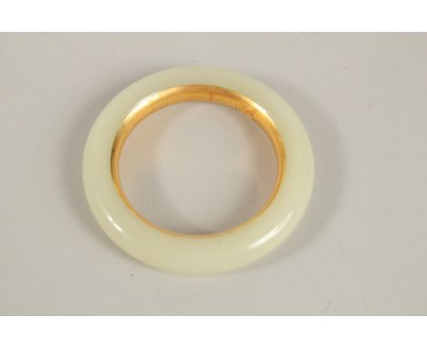 A GOOD WHITE JADE BANGLE.