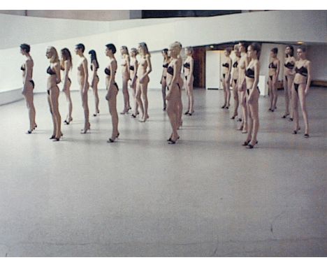 BEECROFT, VANESSA1969 GenuaTitel: VB 35, Performance, Solomon R. Guggenheim Museum, NY-USA. Datierung: 1998. Technik: Vibraco