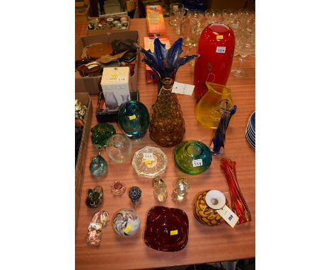 A quantity of contemporary glassware, to include: a millefiori style red vase; an Italian grape design carafe; a small vase b