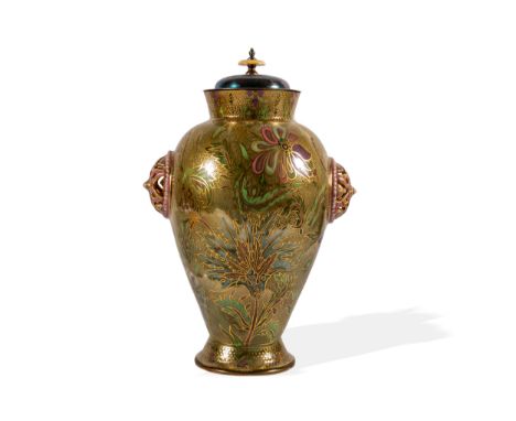 Vase mit DeckelZsolnay, PécsUm 1900Porzellan-Fayence, farbig und gold gemalter floraler Dekor, tlw. durchbrochenStempelmarke 