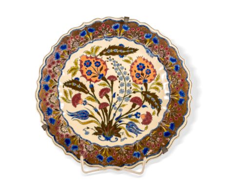 TellerZsolnay, PécsUm 1895Porzellan-Fayence, farbig und gold gemalter floraler DekorUnterglasurblaue Fünfkirchturm MarkeDurch
