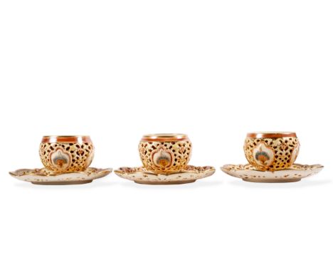 3 Mokkatassen mit UntertassenZsolnay, PécsUm 1900Porzellan-Fayence, farbig und gold gemalter floraler Dekor, tlw. durchbroche