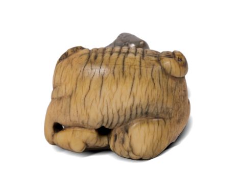 Netsuke Liegendes TierJapanUm 19003,6 x 2,5 cm