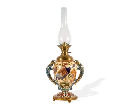 Petroleumlampe mit HenkelZsolnay, PécsUm 1900Porzellan-Fayence, farbig und gold gemalter DekorMessingmontierungUnterglasurbla