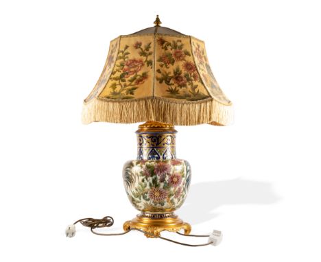 LampeZsolnay, Pécs Um 1895Porzellan-Fayence, farbig und gold gemalter floraler DekorMessingmontierungUnterglasurblaue Fünfkir