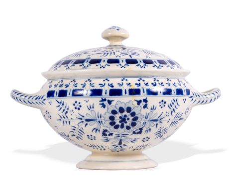 SuppenterrineZsolnay, PécsUm 1890Porzellan-Fayence, farbig und gold gemalter DekorFirmensignet am BodenDurchmesser 17 cm