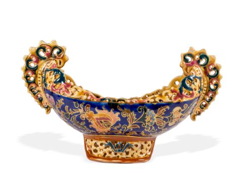 Schale mit HenkelZsolnay, PécsUm 1900Porzellan-Fayence, farbig und gold gemalter floraler Dekor, tlw. durchbrochenUnterglasur