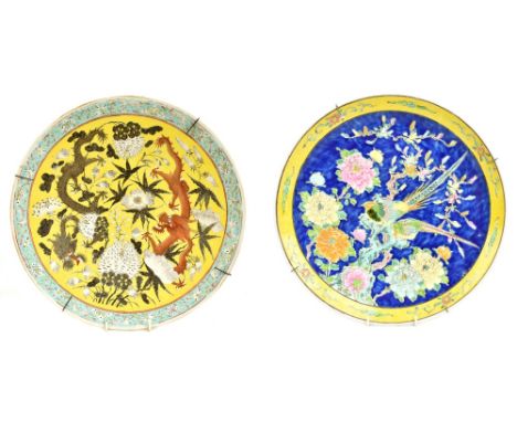 A Chinese late 19th/early 20th century Famille Jaune charger decorated with two four claw dragons amongst floral sprays on a 