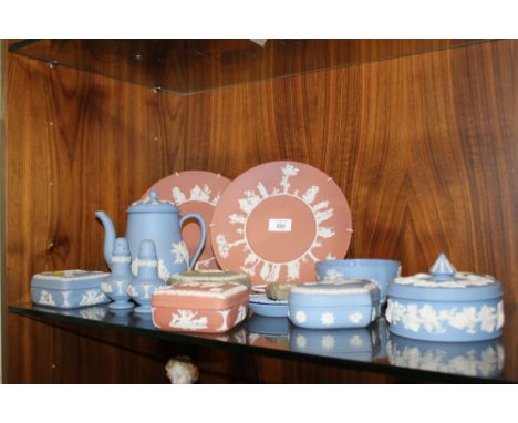 A QUANTITY OF WEDGWOOD JASPERWARE IN ASSORTED COLOURWAYS TO INCLUDE A TEAPOT, CABINET PLATES ETC