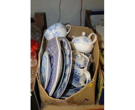 A BOX OF ASSORTED VINTAGE BLUE AND WHITE CERAMICS TO INCLUDE AN ANTIQUE TEAPOT A/F