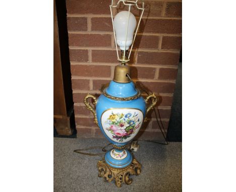 A FLORAL CERAMIC AND BRASS DECORATIVE TABLE LAMP