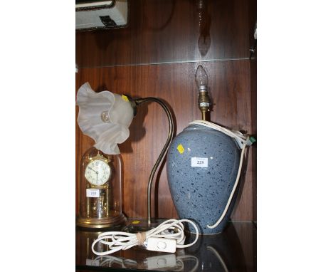 A MODERN STONEWARE LAMP TOGETHER WITH A BRASS WALL LIGHT (2) 