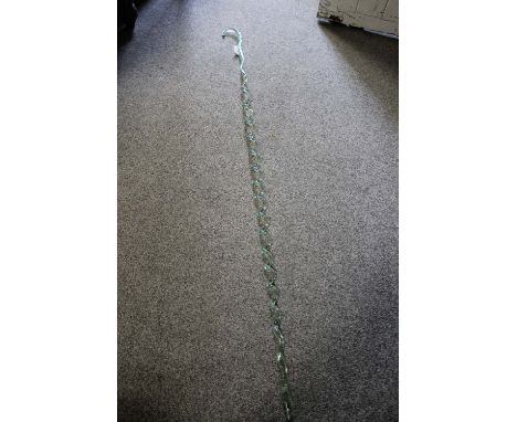 AN UNUSUAL TALL SPIRAL GLASS WALKING STICK, A/F, H 140 cm