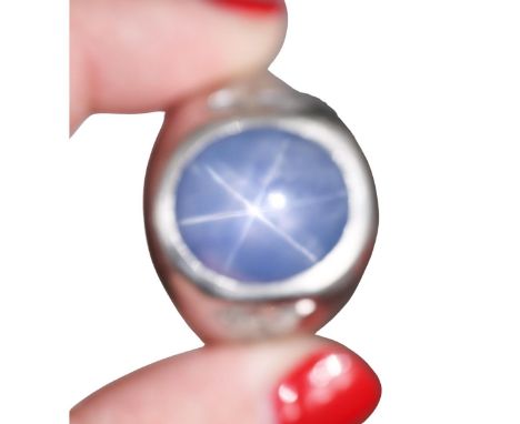  Metal  : Platinum   Designer  : Not Signed   Gemstone  : Star sapphire cabochon - approx. 22.70ct (measures approx. 16.2 x 1