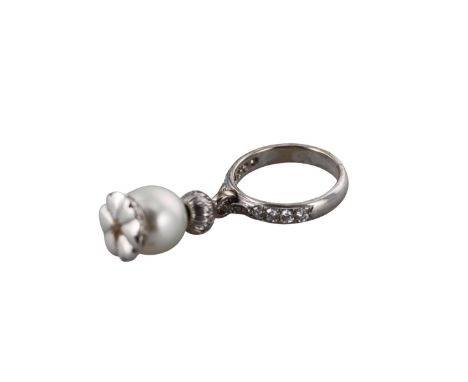  Metal  : 18k Gold   Designer  : Not Signed   Gemstone  :  Diamonds approx. 0.30ctw. Pearl 10.5mm.   Measurements  :  Ring si
