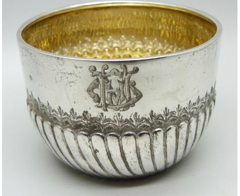 A Victorian silver and gilt bowl, London 1885, 70g 