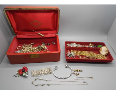 A jewellery box with costume jewellery, a 9ct gold bracelet, a 9ct gold and pearl necklace and two gold part brooches, a/f, 5