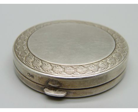 A hallmarked silver compact, 43mm 