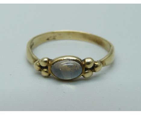 A 9ct gold and moonstone ring, 1.7g, O 