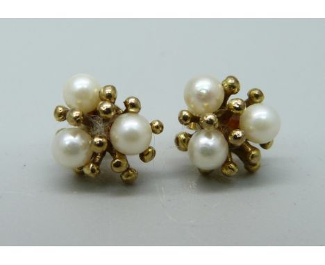A pair of 9ct gold and pearl ear studs, 2.3g 