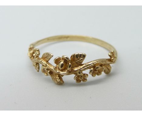 A 9ct gold floral ring, 0.8g, L 