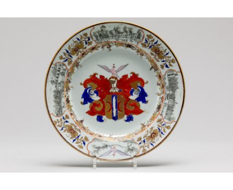 18th Cent. Chinese "armory" plate in porcelain with a family crest Achttiende eeuws Chinees bord in porselein met centraal ee