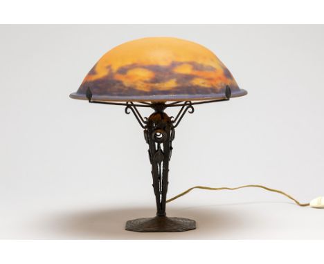 Müller frères Lunéville signed Art Deco lamp in wrought iron and pâte de verreMÜLLER frères LUNEVILLE  Art Deco-lamp met voet
