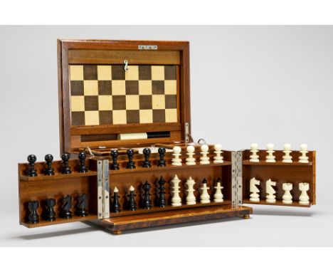 nice games' box in burr of wood with its contents (for chess, checkers, cards, ...)Mooie speldoos in wortelhout met binnenin 