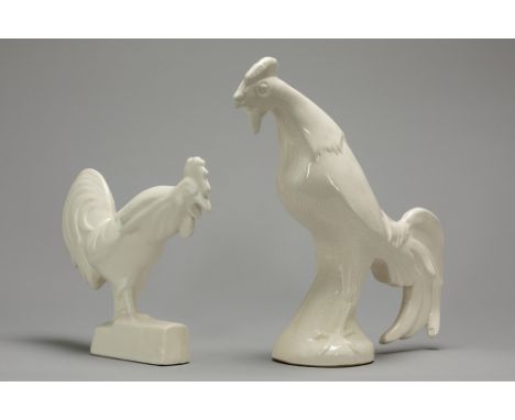 two Art Deco 'Cock' sculptures in marked ceramicLot van twee Art Deco-sculpturen in gemerkte faïence met witte craquelé-glazu