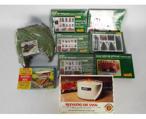 Bachmann - Merit - A group of 8 x boxed 00 gauge track side accessory kits and a wrapped # 5040 Merit Tunnel, # 1441 Blinking