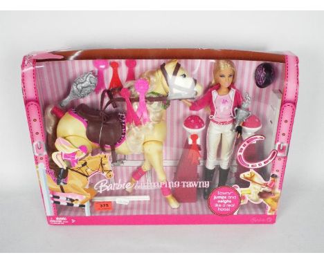 Barbie - a discontinued L4395 2006 Mattel Jumping Tawny showjumping set with horse &amp; fences. Item appears to be factory s