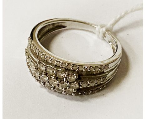 9CT GOLD &amp; DIAMOND CLUSTER RING - SIZE K