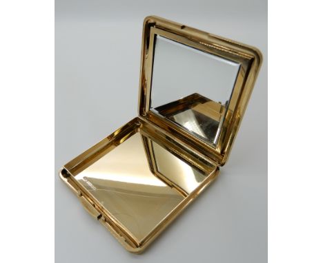 A 9CT GOLD LADIES COMPACT WITH LINEAR ENGINE TURNED DECORATION made by Elisha &amp; Harmsworth, London 1947. Dimensions 7.6cm