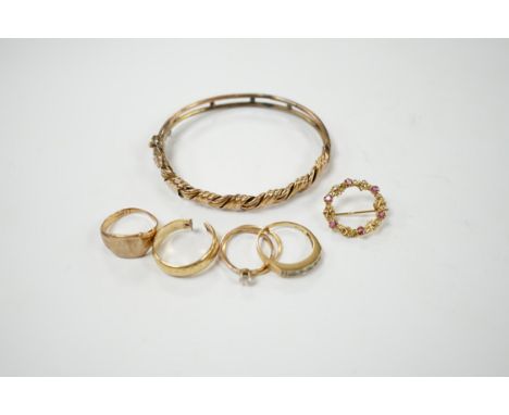 An early 20th century 9ct hinged bangle, three assorted 9ct gold rings and a modern 9ct gold and gem set brooch and two other