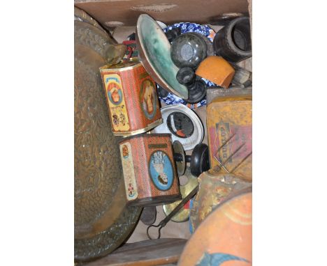 A collection of vintage trays and tins (please see images)
