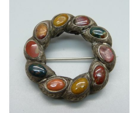 A Scottish agate set brooch, tests as silver, 5cm 