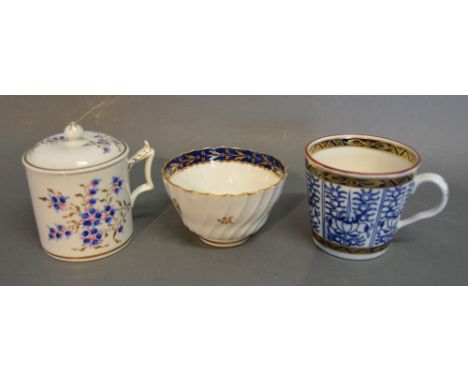 An 18th Century Worcester Flight Tea Bowl, together with a Worcester mug and an early 19th Century covered mug