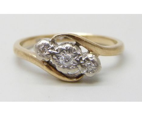 A 9ct gold and platinum set three stone diamond ring, 2g, M/N
