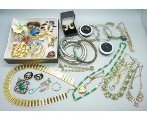 Vintage and other brooches and jewellery including a pair of Christian Dior clip on earrings, a rolled gold locket, a silver 