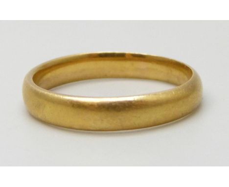 A 22ct gold wedding band ring, 2.8g, K