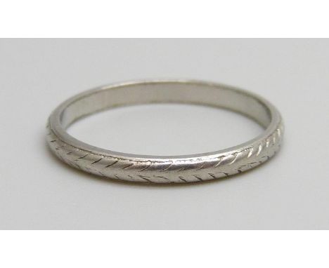 A platinum band ring, 2.4g, M