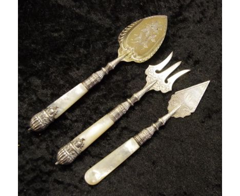 Edwardian silver & MOP trowel hallmarked Birmingham 1901 together with 2 silver, silver plate & MOP fork & spoon