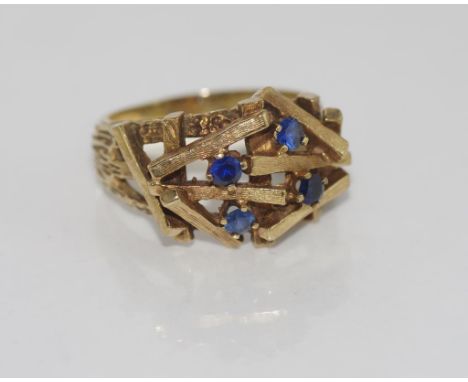 9ct textured yellow gold and sapphire ring weight: approx 7.4 grams, size: Q-R/8